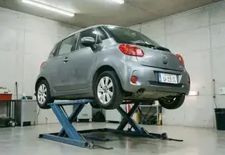 リフトで点検される車両